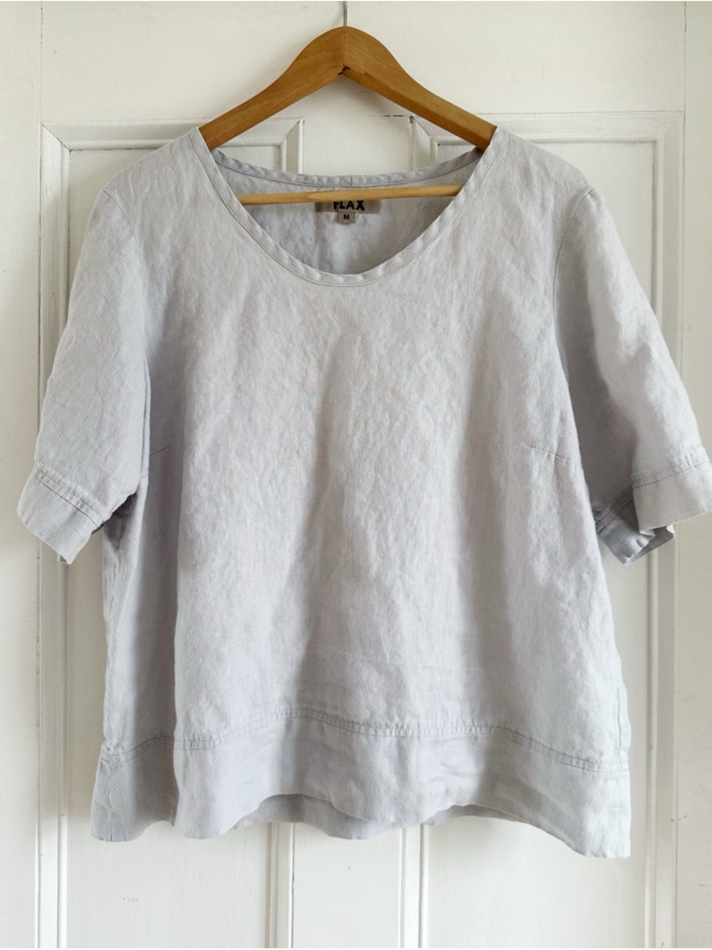 Flax Linen Short Sleeve Tee in Platinum. Size Medium.